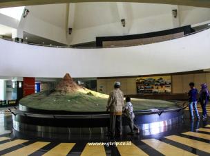 Gambar interior Museum Gunungapi Merapi dengan pajangan batuan vulkanik.