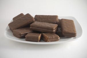 Gambar beberapa keping biskuit Tim Tam dengan lapisan cokelat yang tebal.