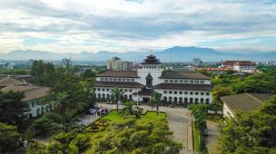 Gedung Sate Bandung dengan latar belakang langit biru.