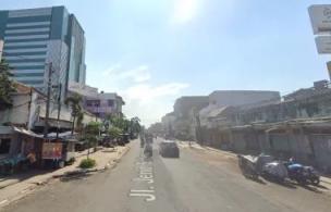 Gambar jalanan yang ramai di Cibeunying Kidul dengan kafe dan butik.