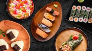 Piring sushi dengan berbagai macam jenis sushi yang tersaji rapi.