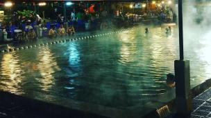 Orang sedang berendam di kolam air panas alami di Pemandian Air Panas Ciater.
