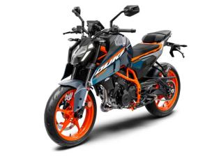 Gambar KTM 390 Duke diparkir secara agresif di lingkungan perkotaan atau di dekat Sun Plaza Medan, menonjolkan desain streetfighter yang tajam dan posisi dinamisnya.
