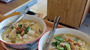 Seorang chef mencicipi semangkuk mie kocok Mang Dadeng dengan ekspresi puas.