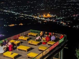 Gambar pemandangan malam kota Yogyakarta dari Bukit Bintang Patuk.