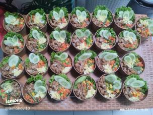 Piring berisi salad bowl warna-warni dengan protein nabati di sebuah cafe vegan.