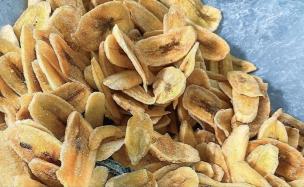 Aneka keripik Indonesia (singkong, tempe, pisang) dalam wadah atau kemasan, suasana renyah dan menarik.