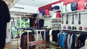 Interior sebuah distro fashion di Bandung dengan koleksi pakaian yang rapi.