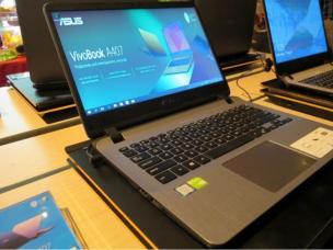 Gambar ASUS VivoBook 17 di meja yang rapi, mungkin dengan periferal minimal dan stasiun dok, di lingkungan kantor rumah atau dengan latar belakang samar Margo City Mall Depok.