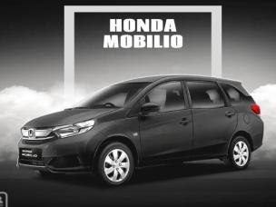 Gambar Honda Mobilio diparkir di depan Tunjungan Plaza, Surabaya, menonjolkan desain ramah keluarga dan kegunaan perkotaannya.