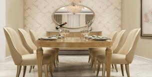 Meja makan fine dining dengan hidangan yang disajikan secara artistik dan lampu kristal.